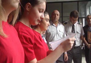 Ботевградските пожарникари бяха поздравени от децата, членуващи в клуб млад огнеборец Скрийншот