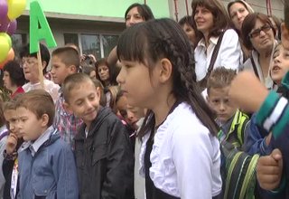 Първият звънец удари в ОУ „Никола Вапцаров” преди да е приключил ремонта на сградата Скрийншот