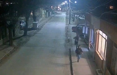 Камерите видяха: Поредна проява на вандализъм от малолетни момчета