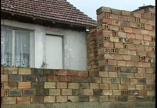 10–годишно момиченце загина след като върху него се срути тухлена стена Скрийншот