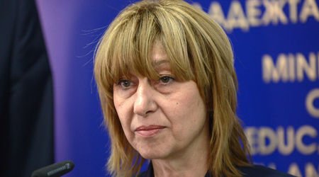 Анелия Клисарова: Няма да отпаднат българските класици от учебните планове и програми