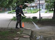 Човекът, който почиства паметниците в Етрополе