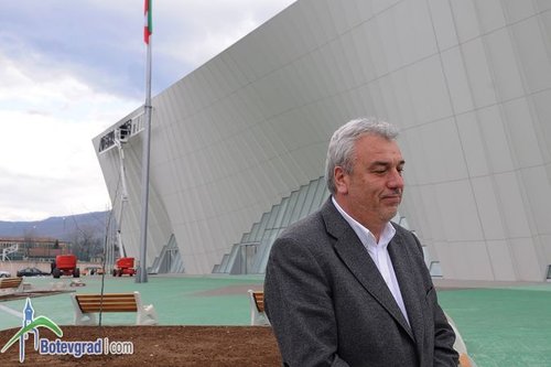 Държавата преведе 1.8 млн. лв. за залата