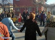 Фолклорни танци, духова музика и много настроение при изпълнението на обичая “Топене на пръстени“