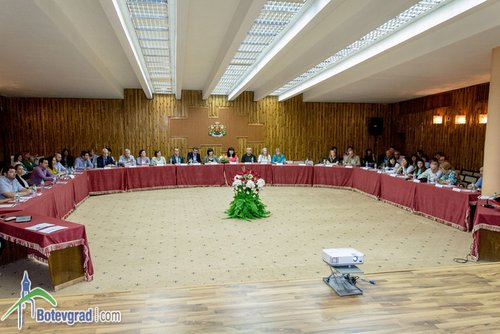 Представителят на МОН приветства срещата между училищата и бизнеса в Ботевград