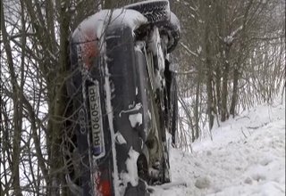 Лек автомобил се обърна вчера край пътя Ботевград Скравена Скрийншот