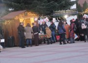Коледното градче в центъра на Етрополе продължава да събира хора
