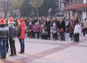 10 000 лампички осветиха коледната елха тази вечер в центъра на Етрополе  