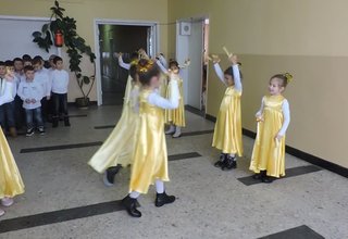 ДЕЦАТА ОТ ДГ "ЗВЪНЧЕ" ПОЗДРАВЯВАТ ОБЩИНСКА АДМИНИСТРАЦИЯ Скрийншот