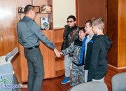 Деца почистиха и боядисаха детска площадка 