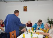 ПОТРЕБИТЕЛИТЕ НА ДОМ ЗА СТАРИ ХОРА - ЕТРОПОЛЕ С НОВОГОДИШЕН ОБЯД
