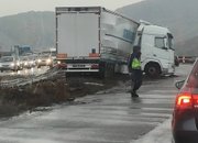 ТИР самокатастрофира след тунел „Витиня“, километрична опашка на АМ „Хемус“