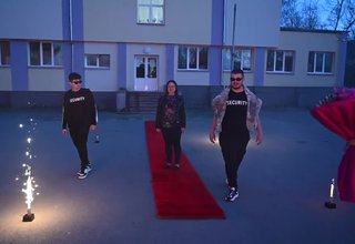 Абитуриенти поканиха класната си на бала с огнено шоу Скрийншот