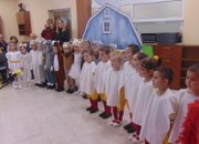 Деца от Детска градина “Звънче“ поднесоха празнична програма в Дома за възрастни хора “Д-р Адриян Атанасов“ 