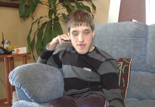Едно незращо момче, приковано в инвалидна количка, се готви на есен да стане студент в Софийския университет. Скрийншот