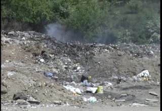 Три дни потушават пожара в градското сметище Скрийншот