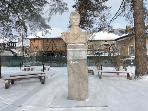 Ясеновци почетоха с цветя своя патрон