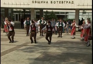Вторият ден на Великден събра десетки празнуващи на площада Скрийншот