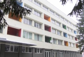 Общежитието на МГТМ "Христо Ботев" вече е оборудвано с мебели и в него са настанени първите ученици Скрийншот