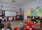 Осмомартенски поздрави от деца и ученици за жените в училището