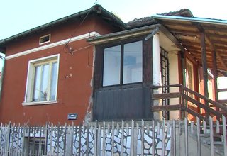 90-годишен мъж е нападнат в дома му в Скравена Скрийншот