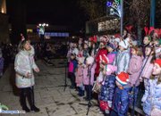 Тържествено запалиха светлините на коледна елха в центъра на Ботевград