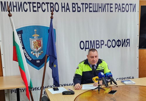 Екипите на ОДМВР-София регулират и подпомагат движението по основните пътни артерии в областта