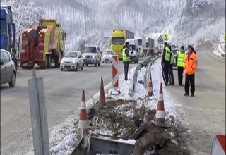 Движението по автомагистрала Хемус в посока София вчера бе блокирано за повече от три часа Скрийншот