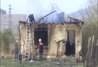 Семейство с пет деца остана без дом. Днес къщата им изгоря Скрийншот