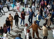 Десетки на площада, за да празнуват победата на Иван Гавалюгов на изборите