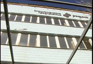 Падат облицовачните плочки от фасадата на фирма Родина в центъра на Ботевград Скрийншот