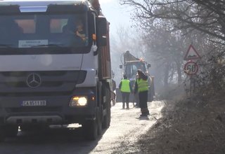 От вчера започна ремонт на едното платно на пътния участък от Врачеш до язовир Бебреш Скрийншот