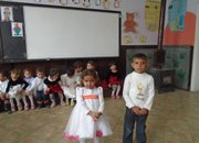 Осмомартенски поздрави от деца и ученици за жените в училището