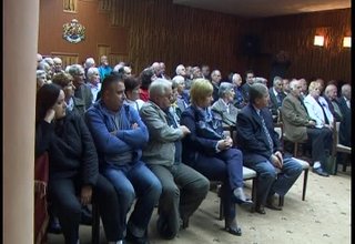 Пенсионерите ще получат коледни добавки, обещаха депутатите Корнелия Нинова и Кирил Добрев Скрийншот