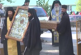 Чудотворната икона на Света Богородица Достойно ест е изложена за поклонение в ботевградския храм Свето Вознесение Господне Скрийншот
