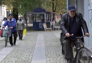 Бездомно куче напада хора на зеленчуковия пазар в Ботевград Скрийншот