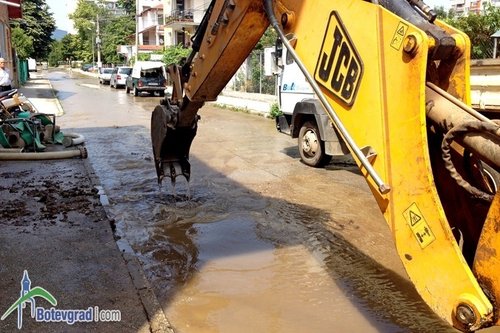 Водопроводна авария на ул. "Мургаш" в Ботевград