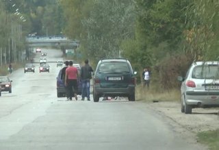 Кола помете двама велосипедисти Скрийншот