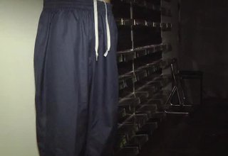 Крадци задигнаха цялата стока от магазин за маркови спортни обувки и дрехи. Скрийншот