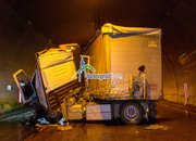 Екипи на ОДМВР-София,  СДВР и ГДПБЗН оказват съдействие на мястото на верижната катастрофа в тунел „Витиня“