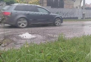 Вода извира от канализационите шахти в Зелин Скрийншот