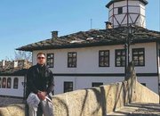 Човекът, който почиства паметниците в Етрополе