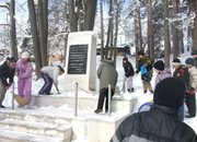 Ученици от Вапцаров се поклониха пред руския паметник в Рашково 