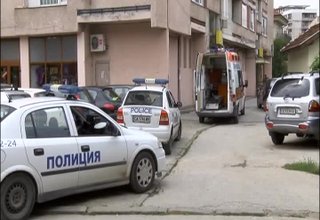 Възрастен мъж, пенсионер по болест, се прободе с нож в областта на шията Скрийншот