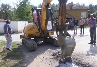 Започна подмяната на 19 километра водопровод в Литаково. Първата копка бе направена вчера Скрийншот