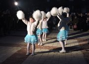 10 000 лампички осветиха коледната елха тази вечер в центъра на Етрополе  