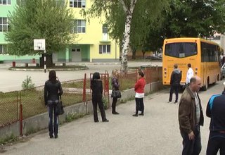 Деца, връщащи се от зелено училище, престояха шест часа в автобус, който се оказал без гориво Скрийншот