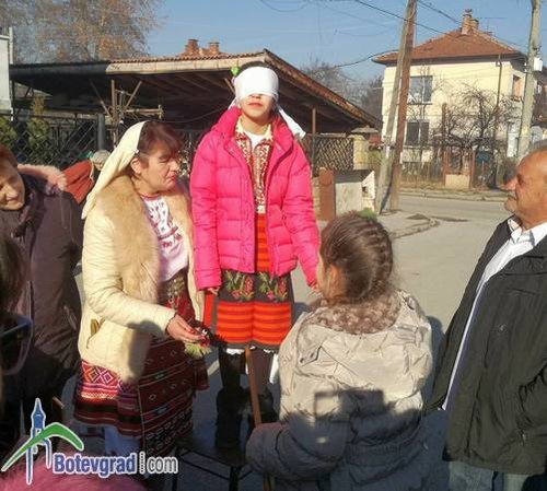 Фолклорни танци, духова музика и много настроение при изпълнението на обичая “Топене на пръстени“