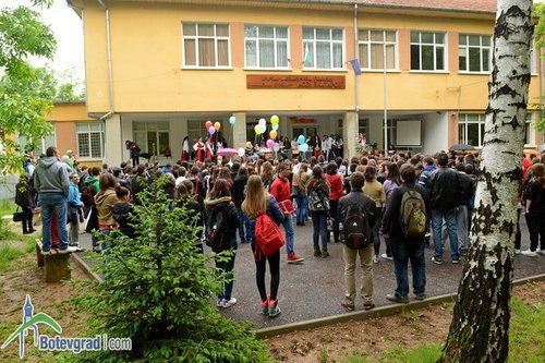 Директорът на ПМГ към абитуриентите: Трябва да се въоръжите с воля, труд и усърдие, за да преуспявате в живота