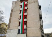 Трибагреник с дължина 15 метра се вее на блок на улица „Гурко“